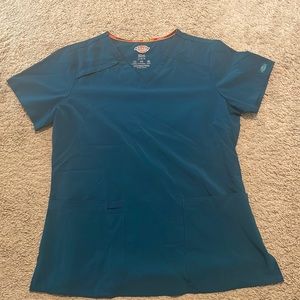 Dickies scrub top in Caribbean blue